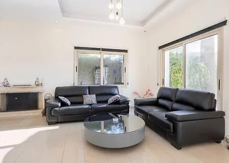 A Located In The Middle Of The Mountains .. Villa *