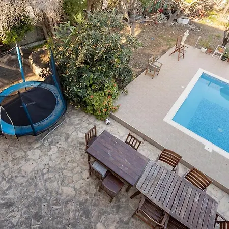 A Located In The Middle Of The Mountains .. Villa *