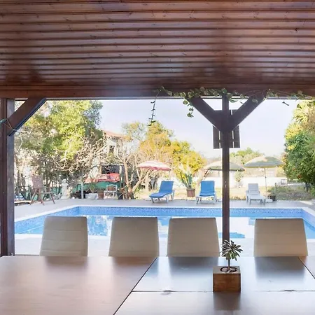 A Located In The Middle Of The Mountains .. Τρεμιθούσα